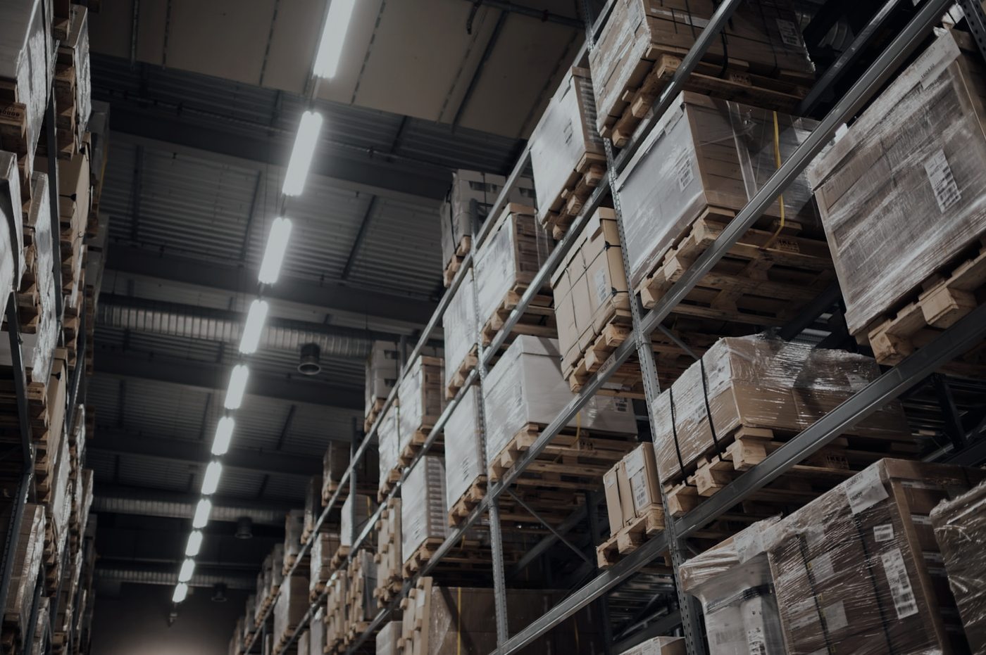 Almacén de gran altura con pallets ordenados en estanterías